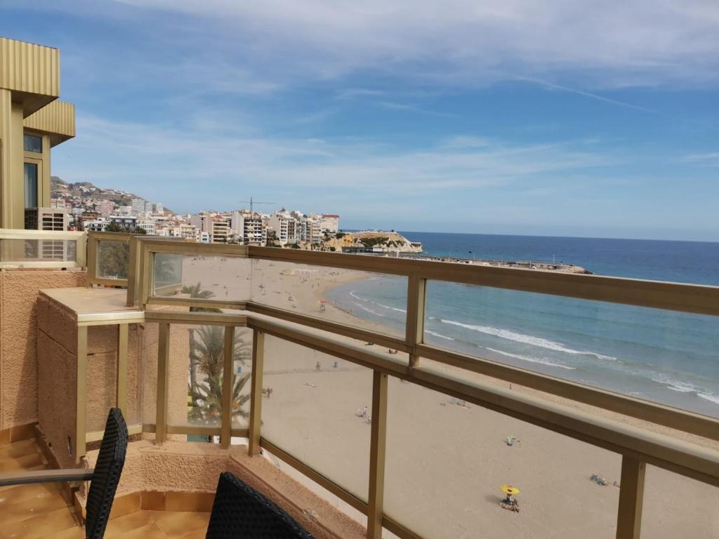 Un balcón con vista a la playa y al océano. en Ático Primera Línea Parque de Elche, en Benidorm