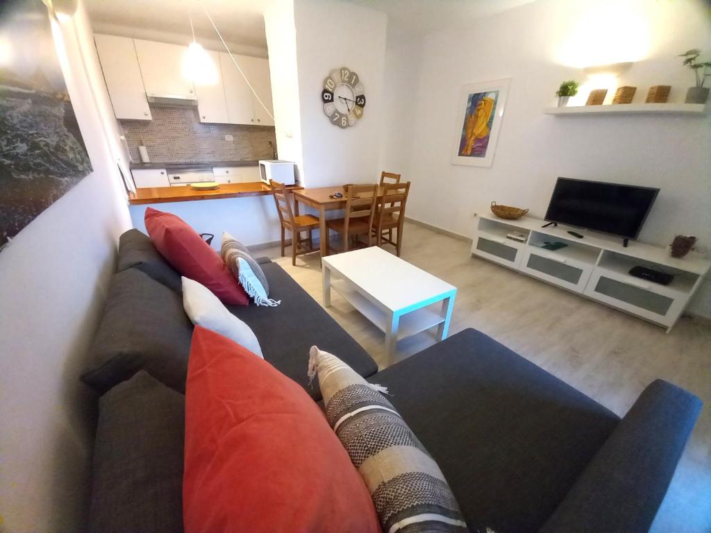 Televízia a/alebo spoločenská miestnosť v ubytovaní Apartamentos Medano - Marineda Medano