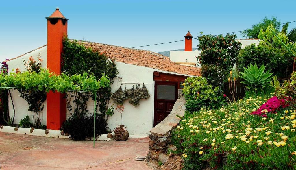 A garden outside El Drago Rural House