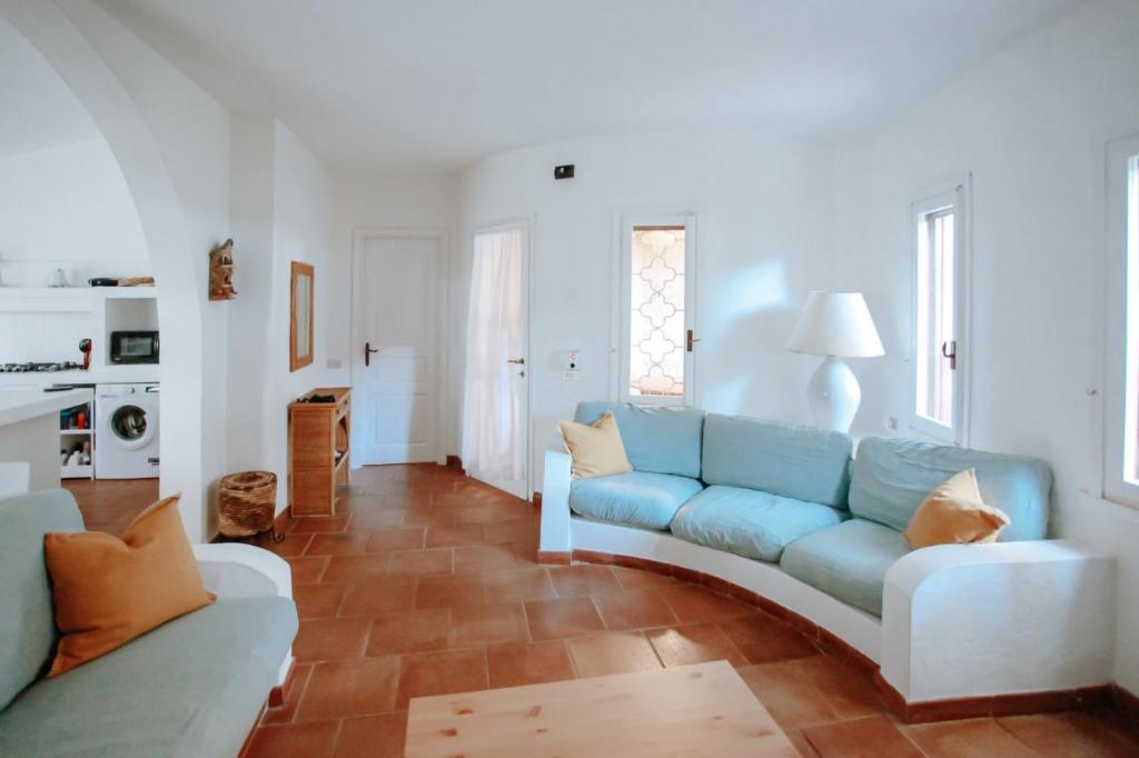 ein Wohnzimmer mit einem blauen Sofa in einem Zimmer in der Unterkunft Casa di Giò in Pula
