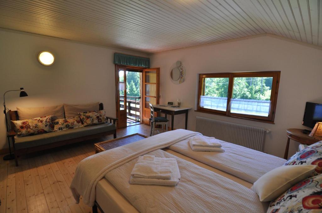 Postel nebo postele na pokoji v ubytování Chalet Barbara in Valle di Sella