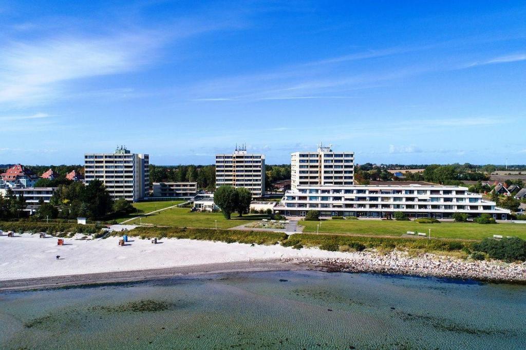 vistas a una playa con edificios en el fondo en Vier-Jahreszeiten-Haus-IV-Wohnung-4, en Großenbrode