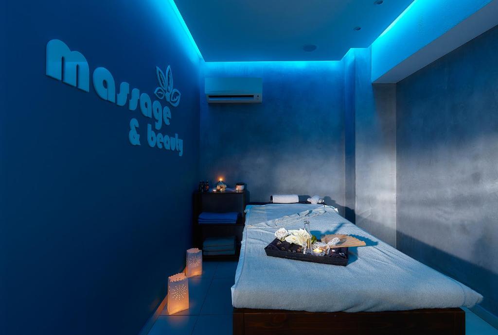Postel nebo postele na pokoji v ubytování Astir Beach Hotel