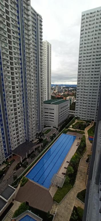 Swimming pool sa o malapit sa New Fully Furnished Condo