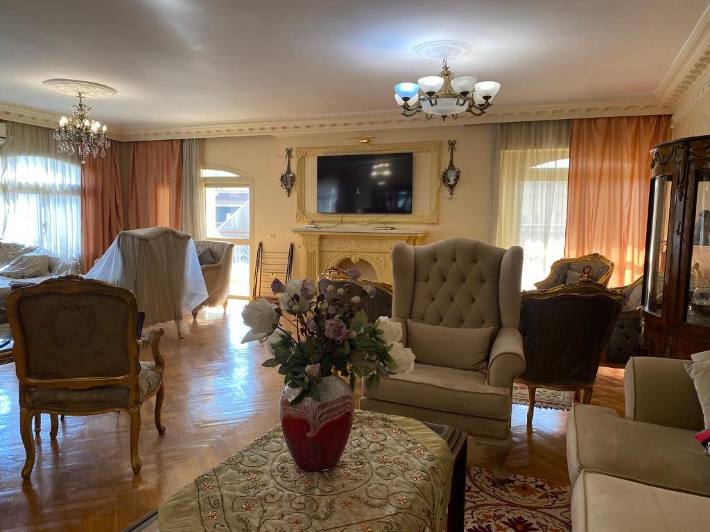 un soggiorno arredato con un vaso di fiori di Elite Homes 3BR Sunny Apartment Families Only a Città del 6 ottobre