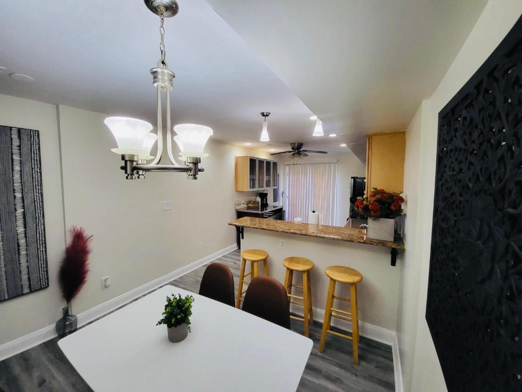 Cozy home with rooftop deck-downtown baltimore