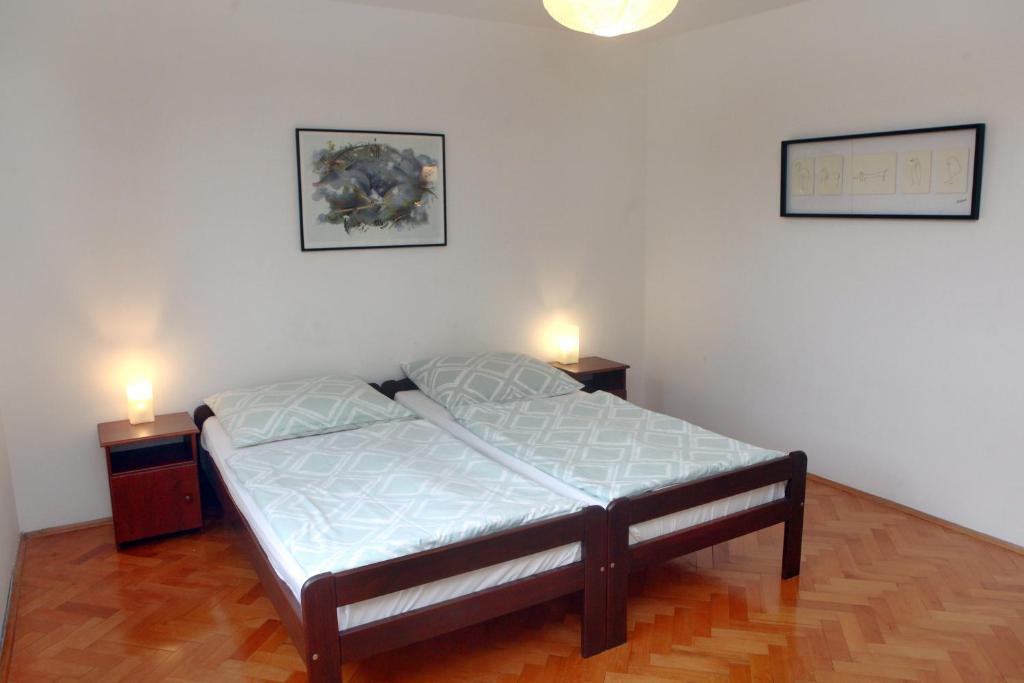 een slaapkamer met een bed met twee verlichting bij Warm and Comfy Piran Apartment with Parking! in Piran