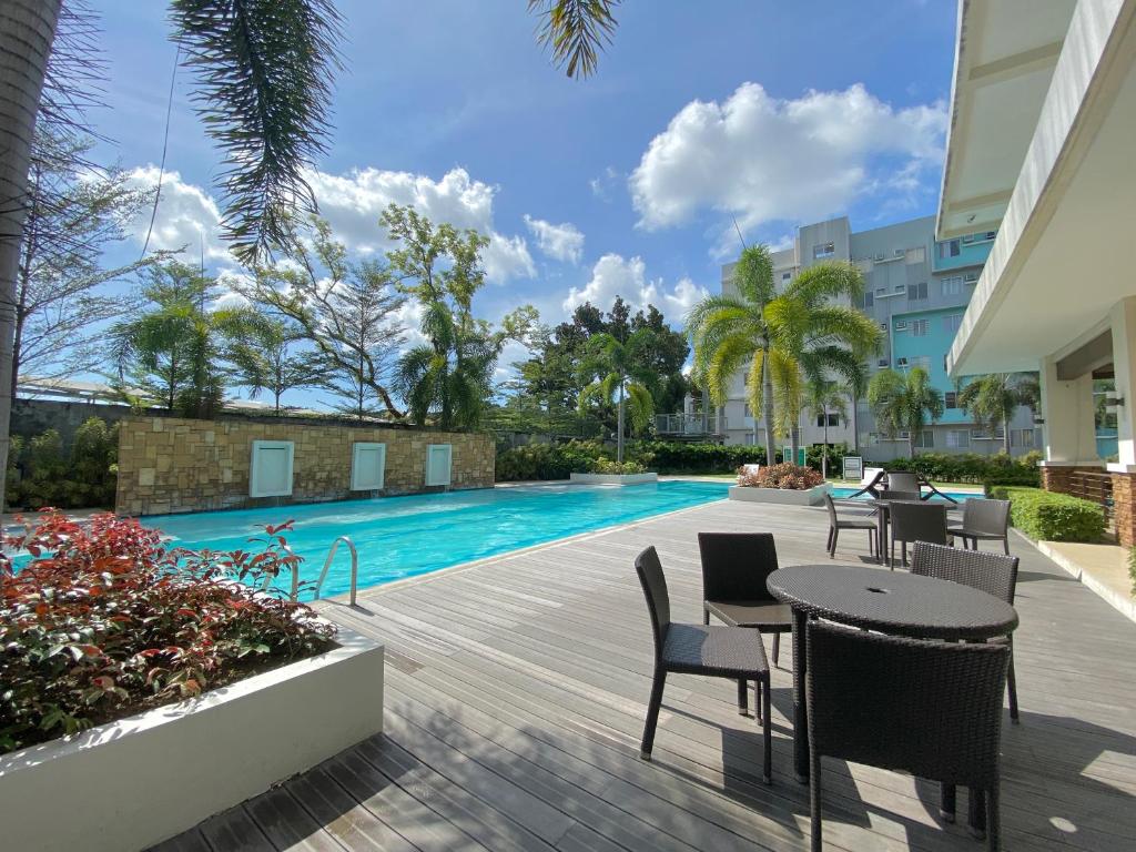 Piscina a 2BR condo within the city! w/ Pool, WIFI & Netflix o a prop