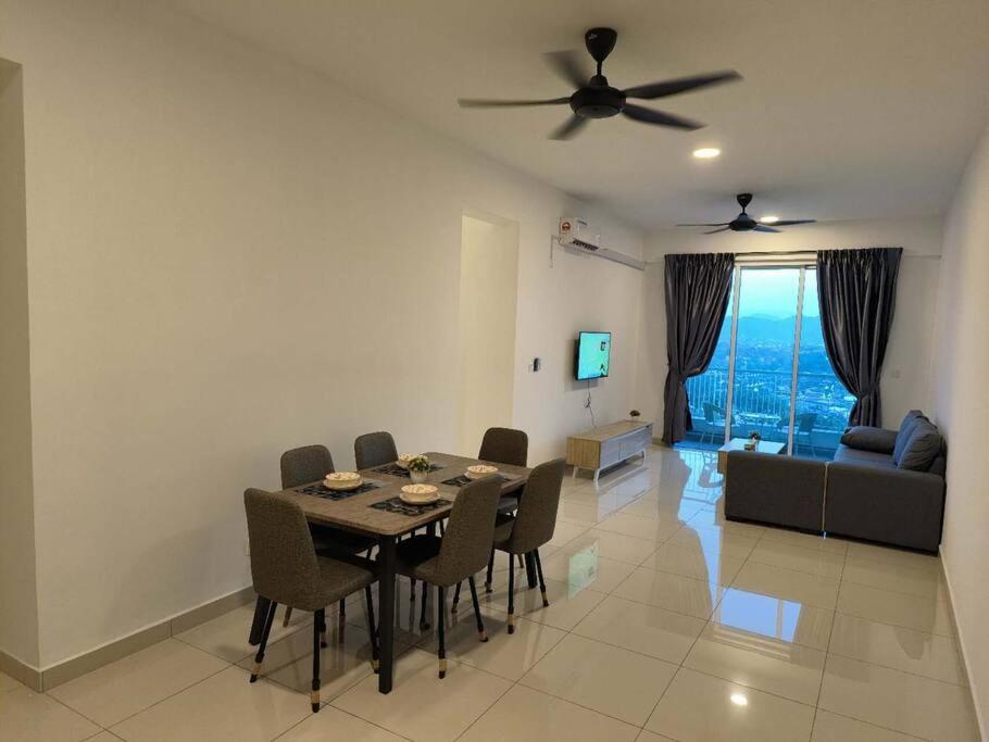 怡保的住宿－Ipoh D'Festivo Luxury Homestay，用餐室以及带桌椅的起居室。