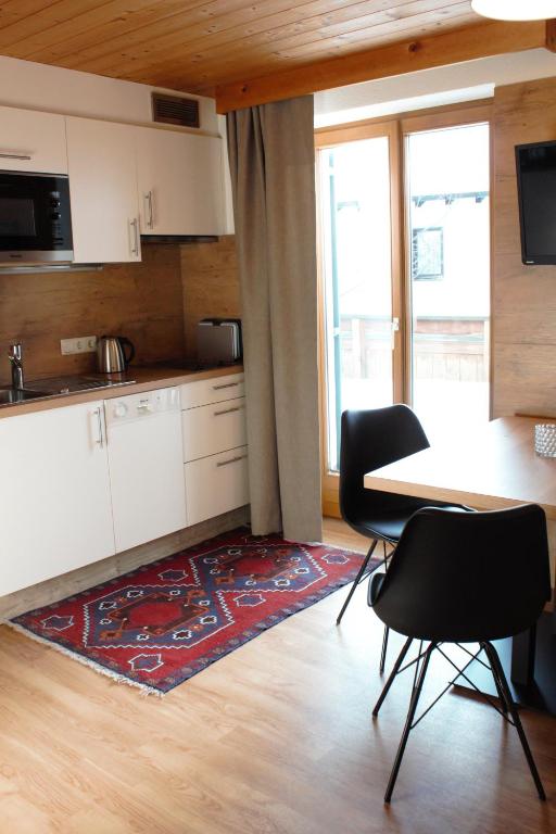 A kitchen or kitchenette at Haus Biberkopf