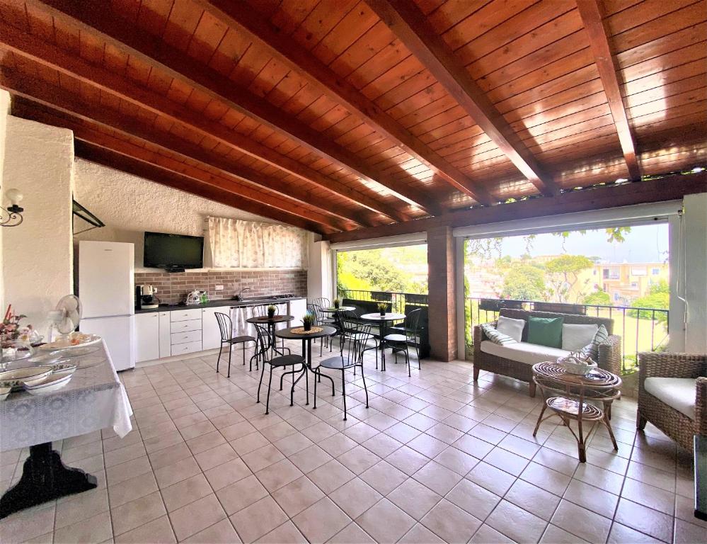 eine Küche und ein Wohnzimmer mit einem Tisch und Stühlen in der Unterkunft Casa Malo' in Ischia