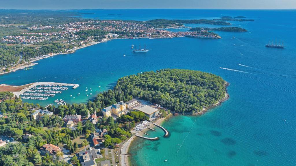 uma vista aérea de uma pequena ilha na água em Villa Aurum Health & Climatotherapy Center em Rovinj