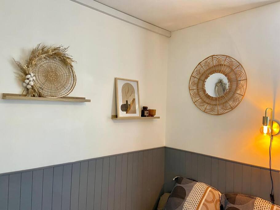 a corner of a room with two mirrors on the wall at Studio Coquet proche Gare in Bourg-en-Bresse