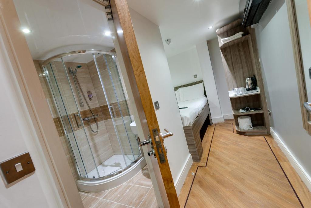 een badkamer met een douche en een glazen deur bij The Podworks Hotel in Liverpool