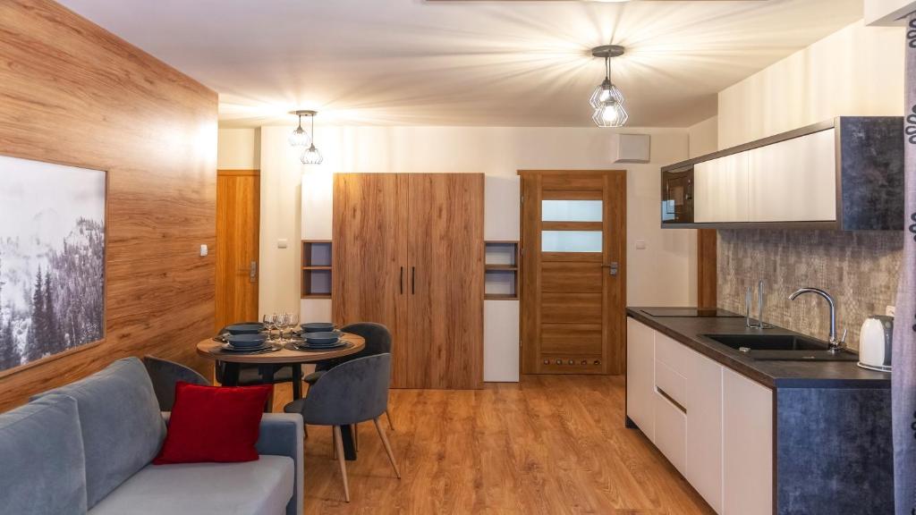 Kuchyňa alebo kuchynka v ubytovaní Apartamenty Sun & Snow Resorts C Białka Tatrzańska z sauną