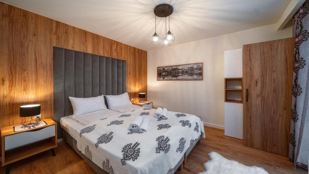 Posteľ alebo postele v izbe v ubytovaní Apartamenty Sun & Snow Resorts C Białka Tatrzańska z sauną