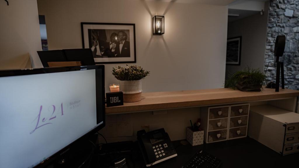TV a/nebo společenská místnost v ubytování Le 24 Hotel