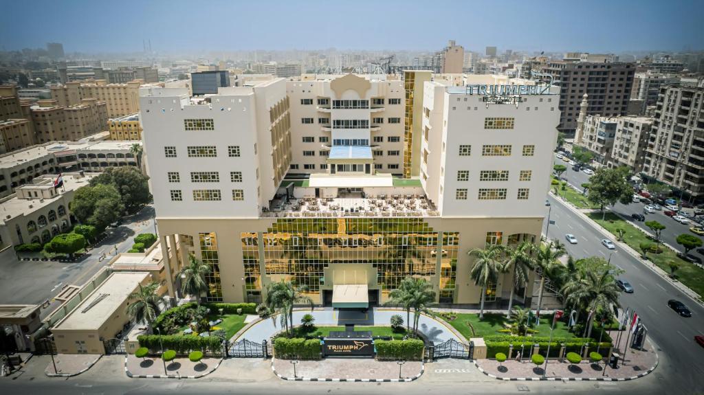 une vue aérienne sur un bâtiment d'une ville dans l'établissement Triumph Plaza Hotel, au Caire