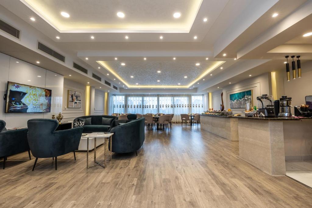 TV a/nebo společenská místnost v ubytování Triumph Plaza Hotel