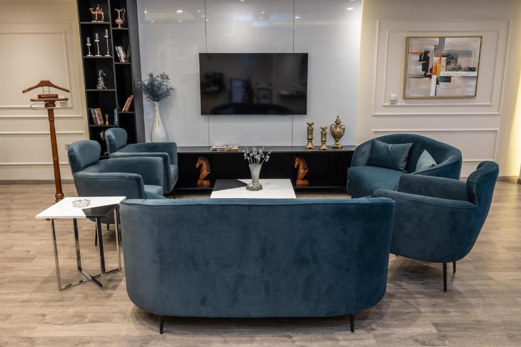 TV a/nebo společenská místnost v ubytování Triumph Plaza Hotel