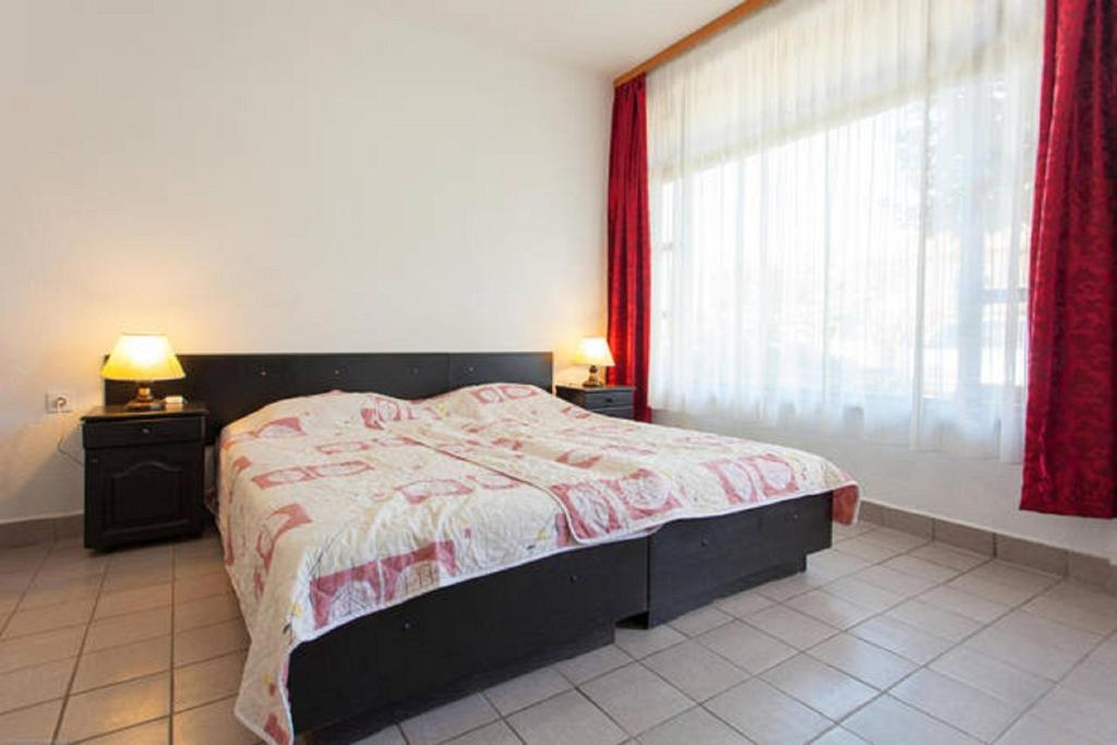 1 dormitorio con cama y ventana grande en Angjeleski Apartments, en Ohrid