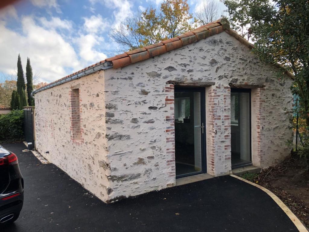 a building that is being remodeled at Studio quartier calme in La Roche-sur-Yon