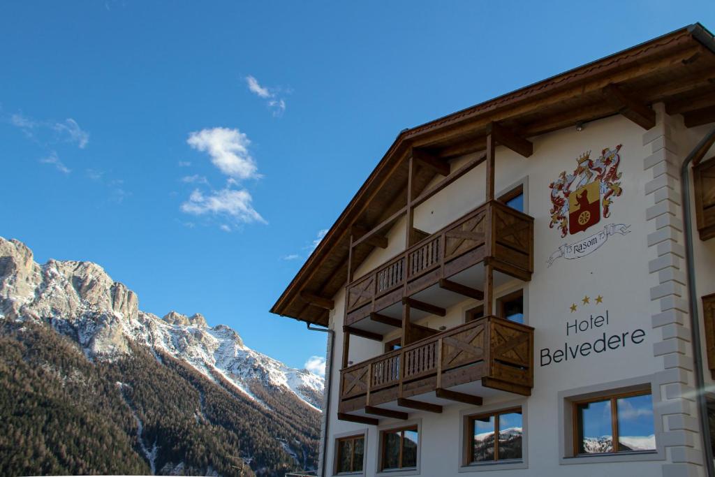 ヴィーゴ・ディ・ファッサにあるAlbergo Belvedereの山の景色を望むホテルの建物