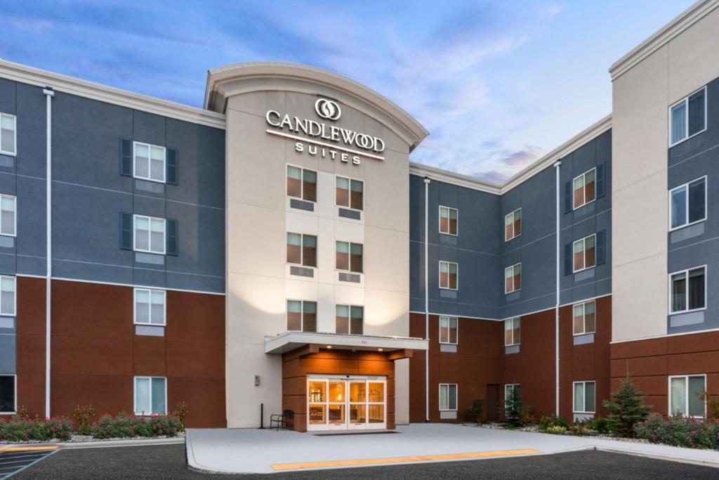 una foto della parte anteriore dell'hotel delle suite cardwell di Candlewood Suites Portland Airport, an IHG Hotel a Portland