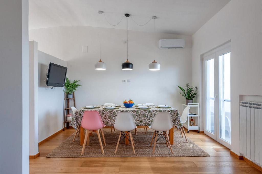 jadalnia ze stołem i 4 krzesłami w obiekcie Luxus P4T Family 3 bedroom with Pool, tennis court and sauna w mieście Brindisi
