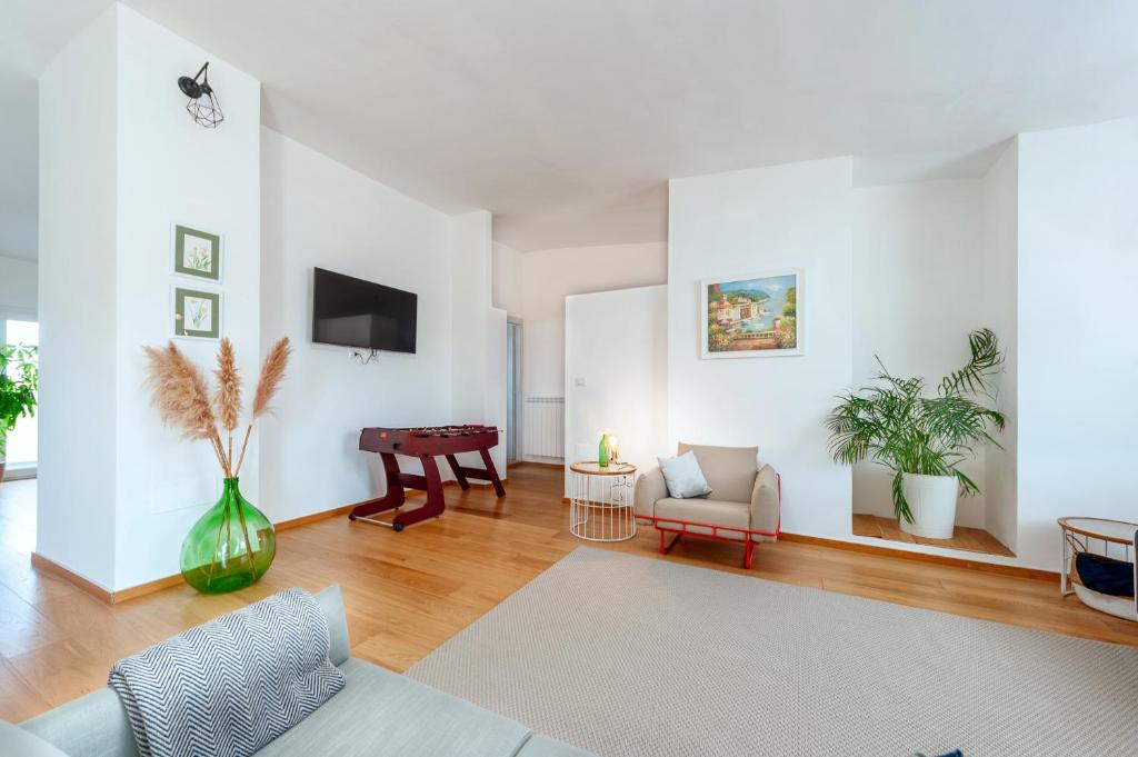 Telewizja i/lub zestaw kina domowego w obiekcie Luxus P4T Family 3 bedroom with Pool, tennis court and sauna