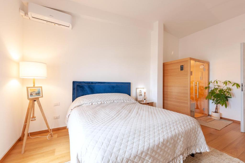 sypialnia z łóżkiem z niebieskim zagłówkiem w obiekcie Luxus P4T Family 3 bedroom with Pool, tennis court and sauna w mieście Brindisi