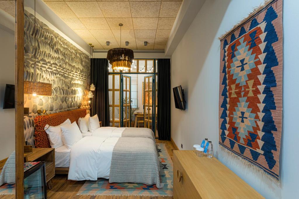 Postel nebo postele na pokoji v ubytování Khedi Hotel Tbilisi