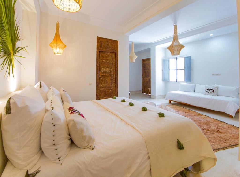 Postel nebo postele na pokoji v ubytování RIAD 48 & SPA