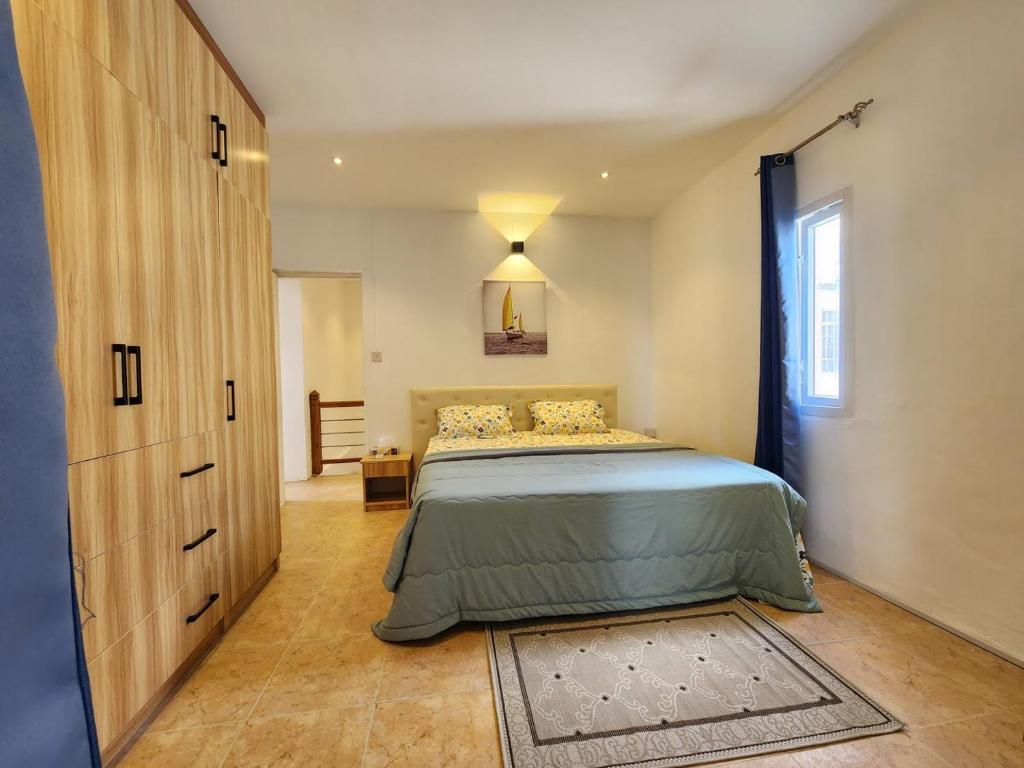 ein Schlafzimmer mit einem Bett und einer Kommode in der Unterkunft La Villa Côtière in Flic-en-Flac