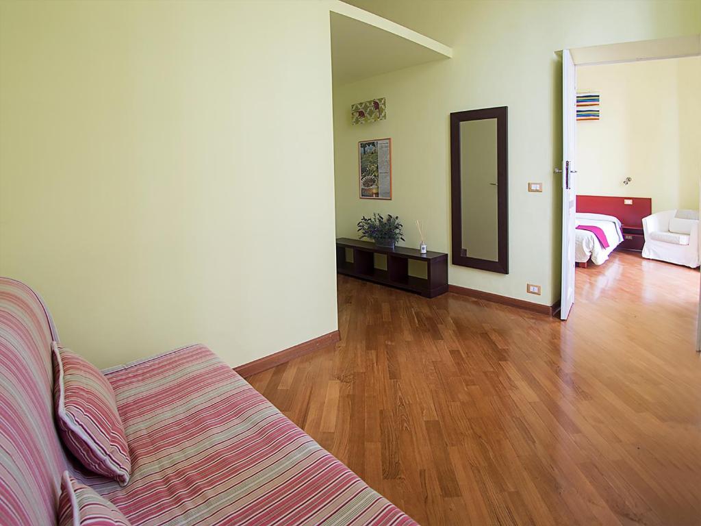 sala de estar con sofá y espejo en Residenza Viani Guest House, en La Spezia