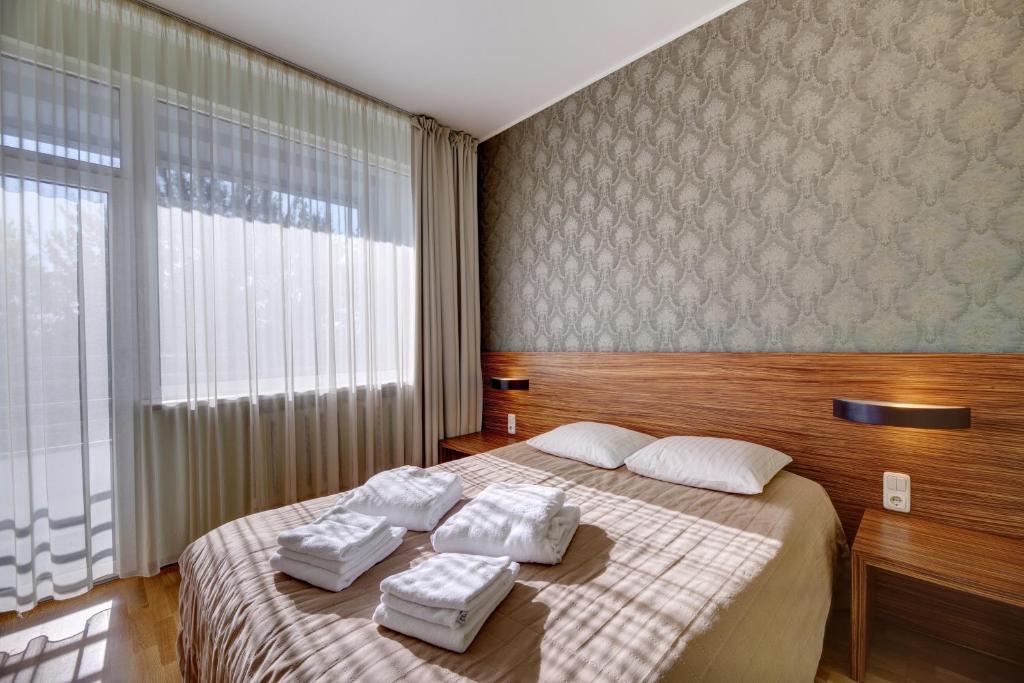 Postel nebo postele na pokoji v ubytování ESTONIA Medical Spa & Hotel