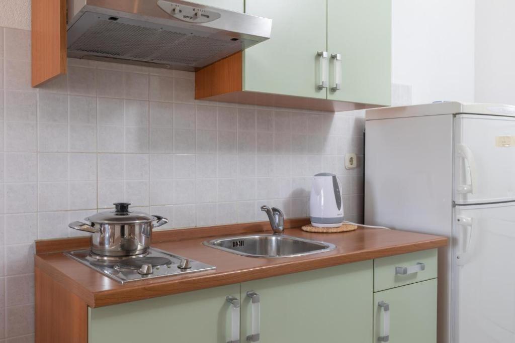 Kuchyňa alebo kuchynka v ubytovaní Apartmani Vela