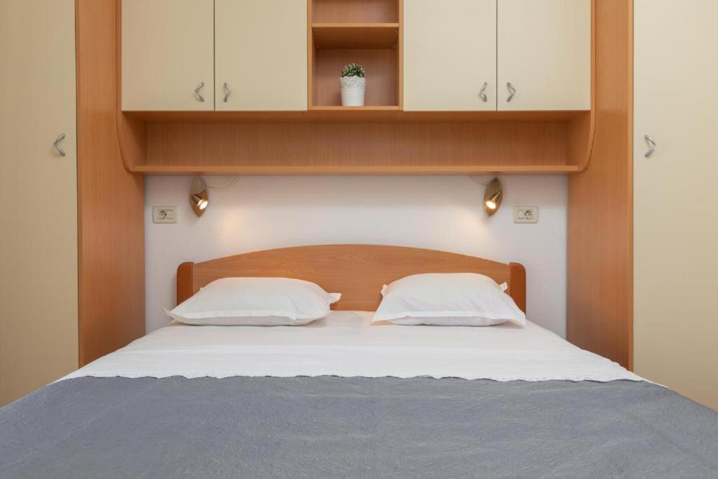 Posteľ alebo postele v izbe v ubytovaní Apartmani Vela