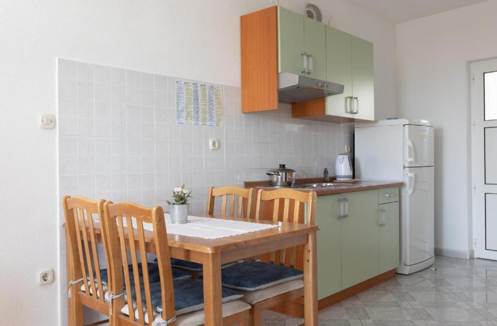 Kuchyňa alebo kuchynka v ubytovaní Apartmani Vela