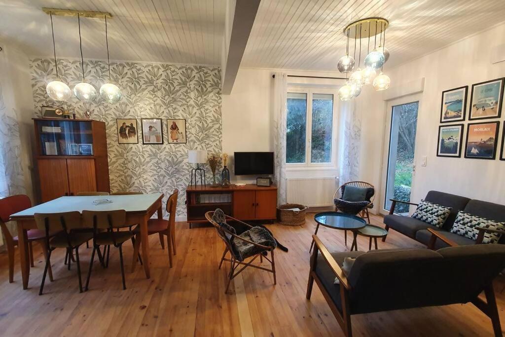 salon ze stołem i kanapą w obiekcie L'Orée Du Bois w mieście Huelgoat