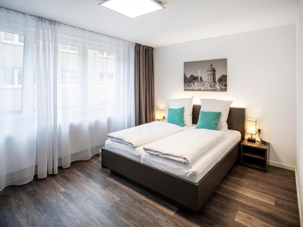 ein Schlafzimmer mit einem Bett und einem großen Fenster in der Unterkunft Boarding World smart Hotel in Mannheim