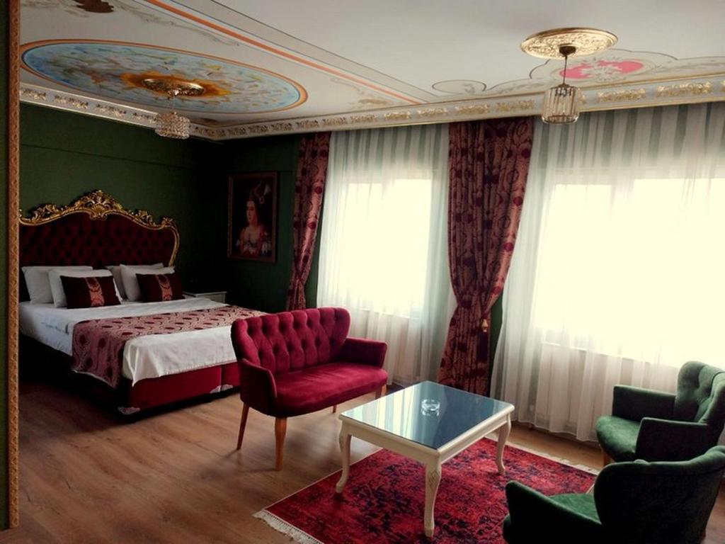 Un dormitorio con una cama, una silla y una mesa. en Hotel Anibal, en Gebze