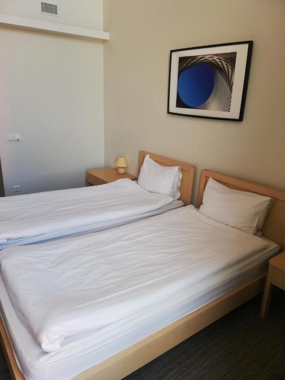 Postel nebo postele na pokoji v ubytování Zaliasis slenis - Self check-in hotel - Free parking