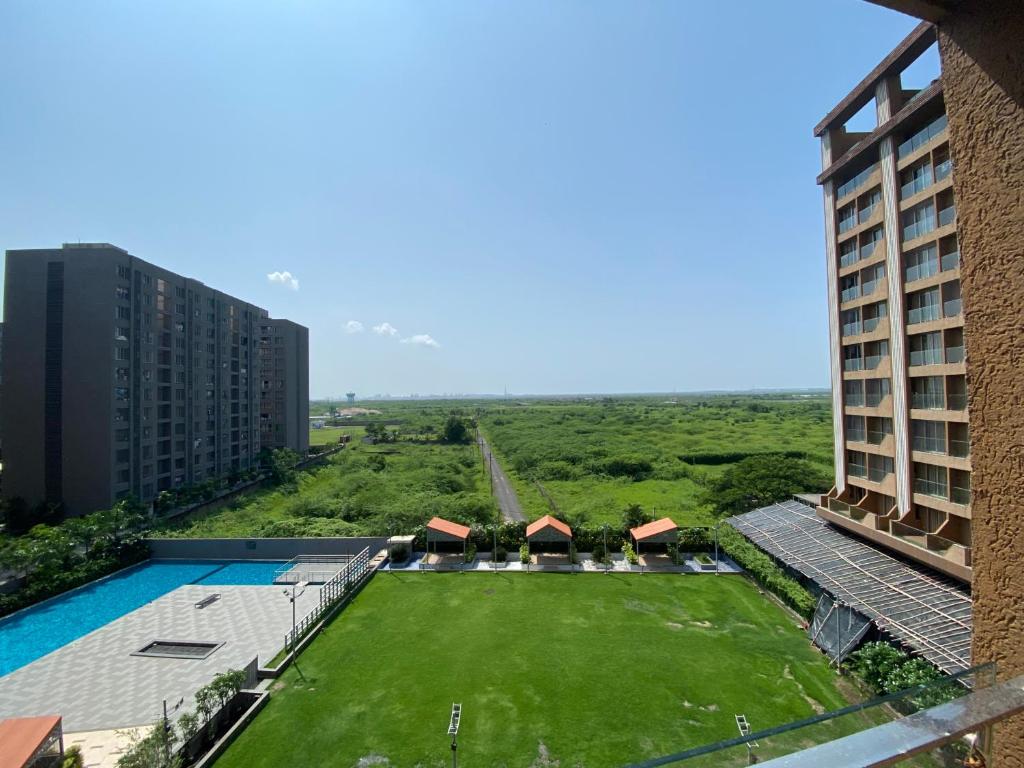 een luchtzicht op een gebouw en een grasveld bij Weekend address homestay by shan in Surat