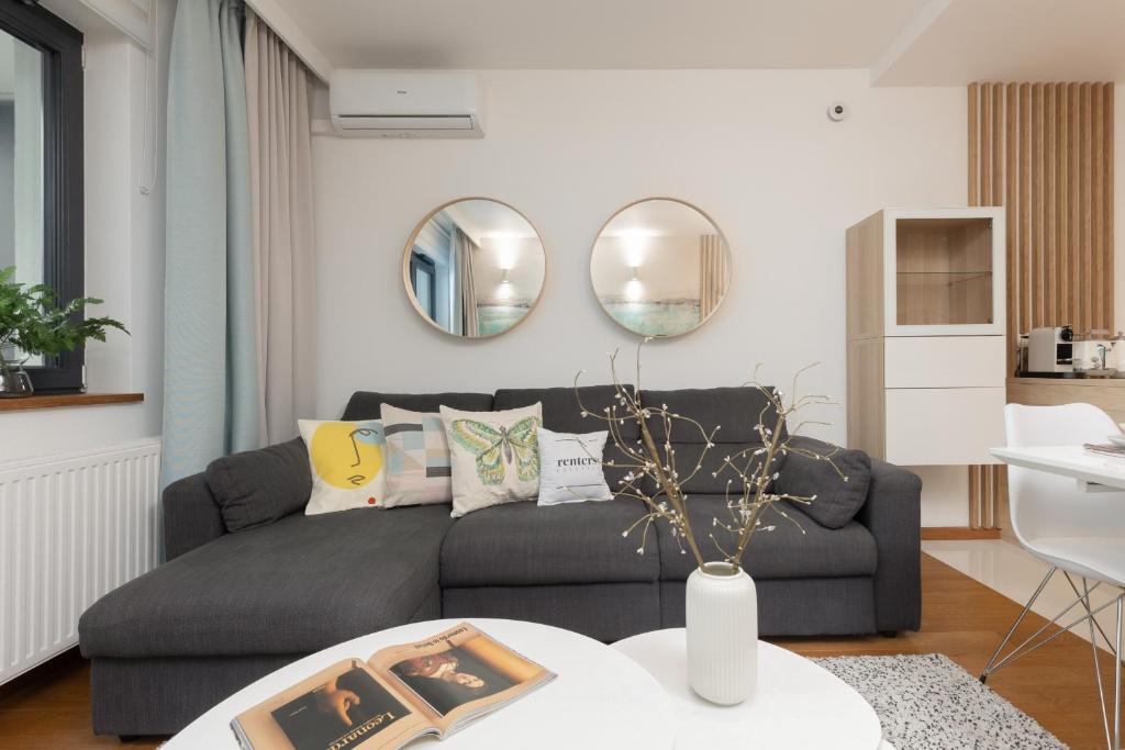Spacious Apartment Premium Warszawa Wola by Renters Prestige في وارسو: غرفة معيشة مع أريكة وطاولة