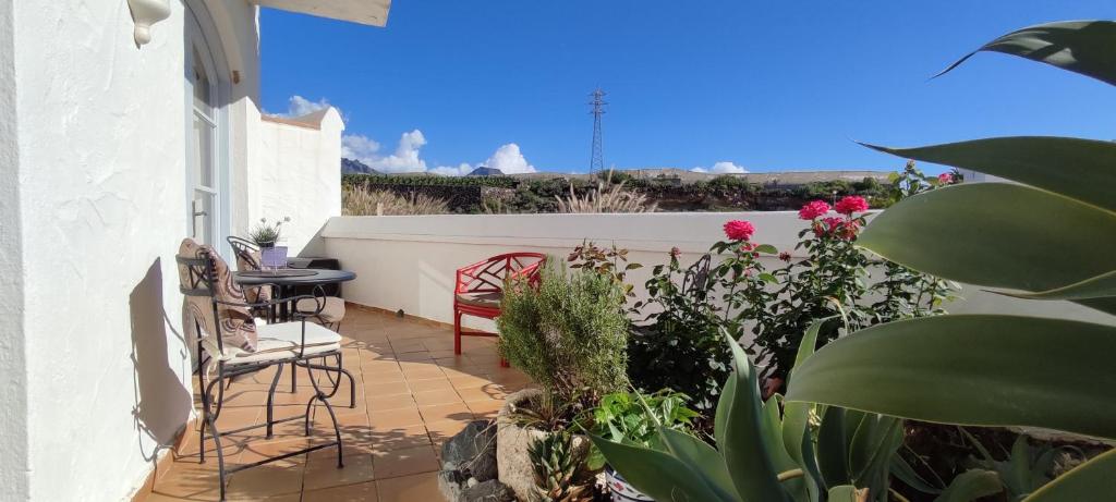 A balcony or terrace at Sunny duplex with sea view of the scenic gorge