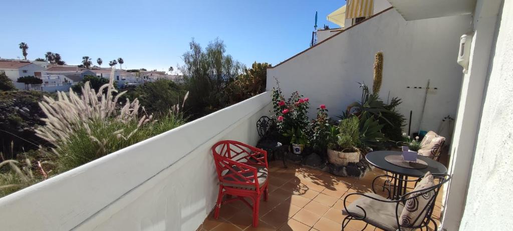 A balcony or terrace at Sunny duplex with sea view of the scenic gorge