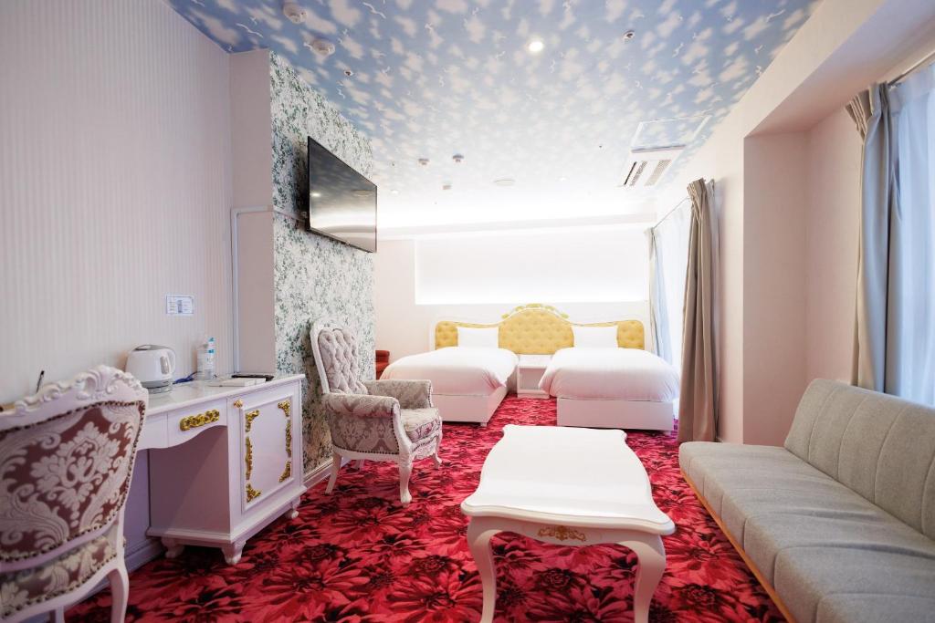 - un salon avec deux lits et un canapé dans l'établissement Hotaku HOTEL Akihabara, à Tokyo