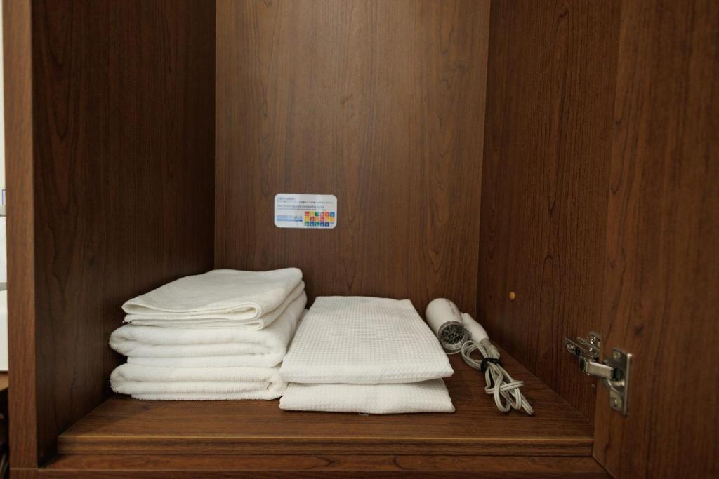 東京にあるHotaku HOTEL Akihabaraの部屋の棚に置いたタオル