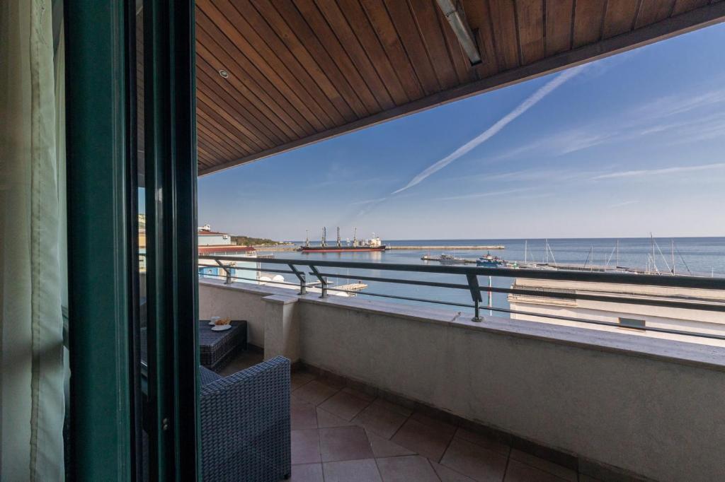 Cette chambre dispose d'un balcon offrant une vue sur l'océan. dans l'établissement Marina CITY SEA VIEW APARTAMENT, à Balchik